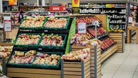 Bătaie cu pumni și picioare la un supermarket din Capitală! La altercație au asistat și paznicii magazinului, însă nu au intervenit